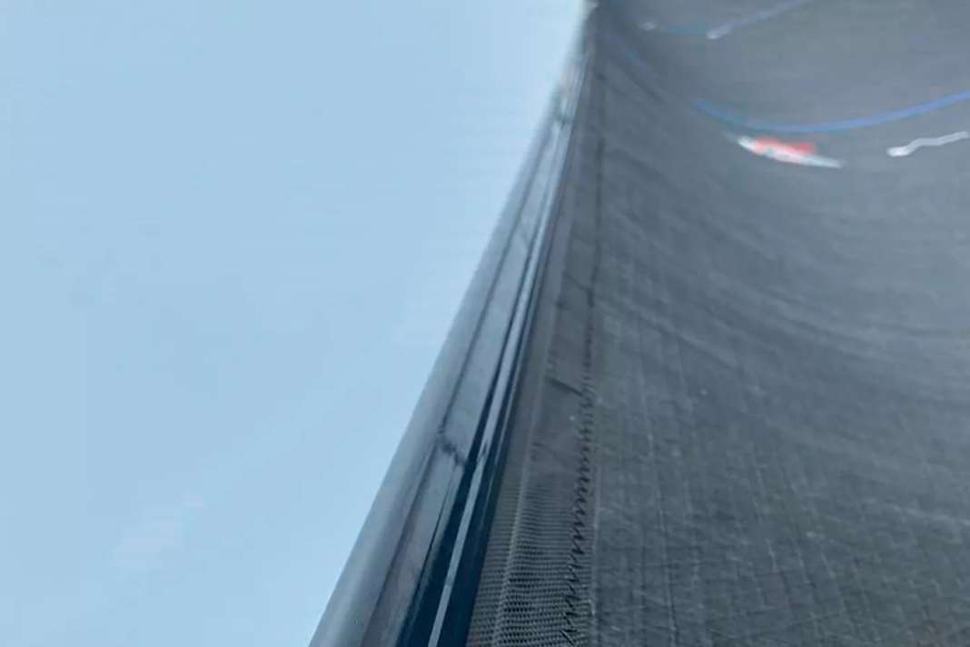 En partant du bas : La meilleure façon d'appréhender la flèche de l'étai est de prendre des photos le long du guindant. On voit bien ici la profondeur du profil de la voile.