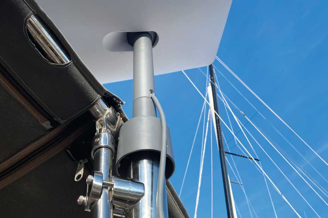 Customised mount: With the Pipe Adapter from Starlink, the satellite antenna fits into a standard fishing rod mount
