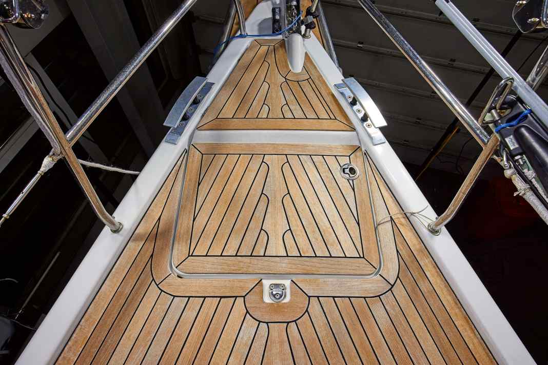 Das Deck ist einige Tage durchgetrocknet. Das Boot steht in einer Halle, oder die Witterung ist anhaltend trocken