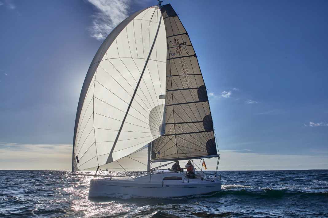 Sotto gennaker, il Tide 25 dimostra la volontà di planare
