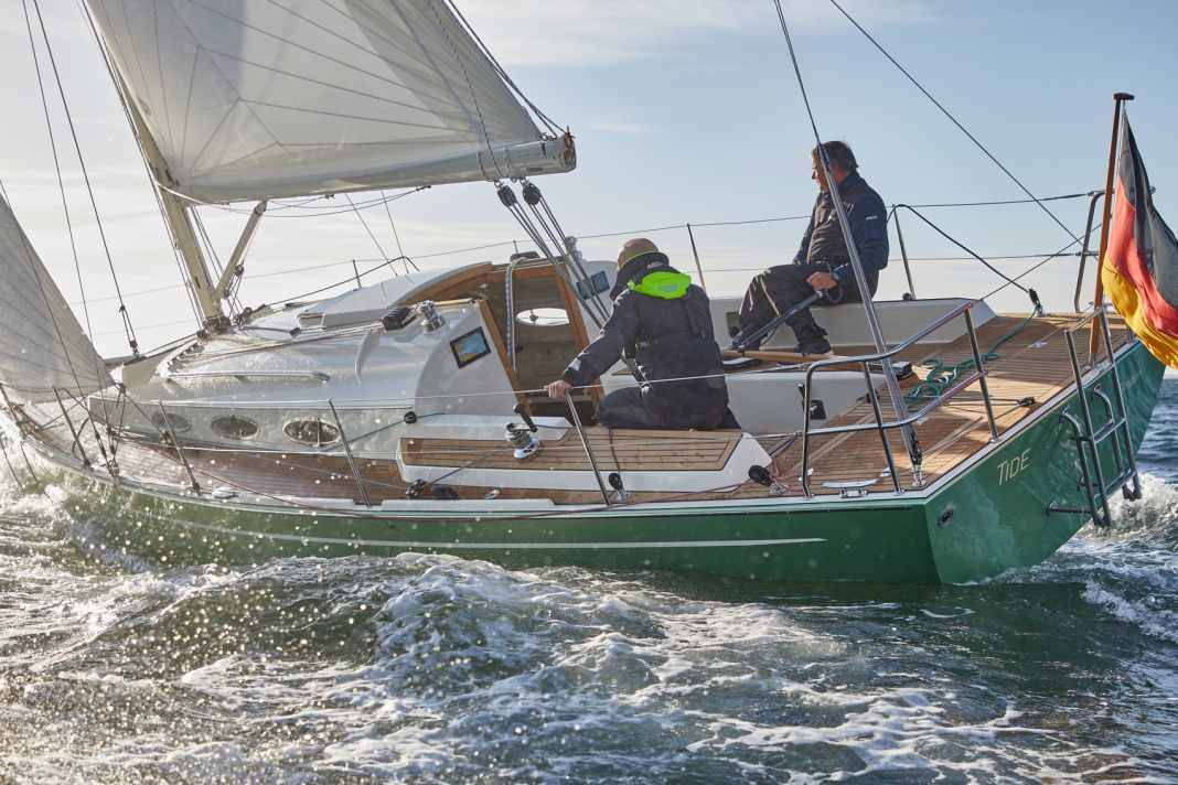 Prestazioni con stile: il Tide 36 è molto facile da guidare in base al potenziale e al bordo del vento. La pala del timone è grande e ben armonizzata con la chiglia.