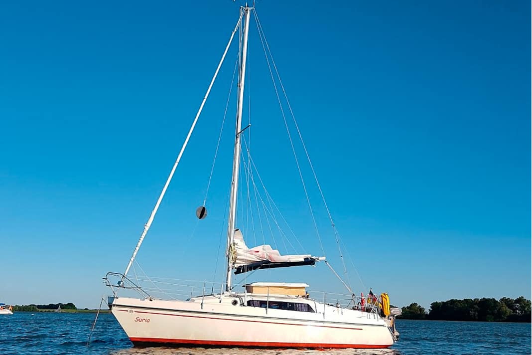 Das Boot: Der Skipper hatte seine Sunbeam 25 „Suria“ von 1987 mit Festkiel und 1,25 Meter Tiefgang 2013 gekauft. Dank Hubdach hat das 7,70 Meter lange Boot im Salon sogar Stehhöhe