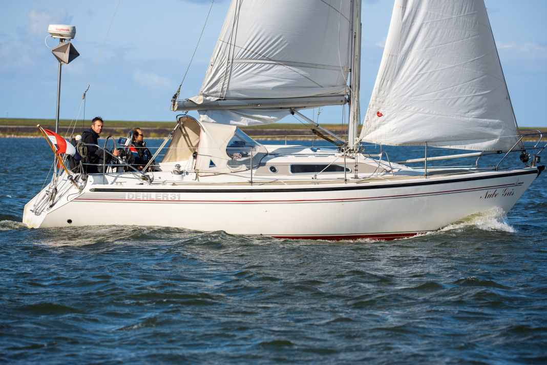 Il a été construit près de 1100 fois en tant que Duetta 94, Dehler 31 et 32. Les propriétaires l'apprécient, il est souvent proposé d'occasion. Un bateau solide. Un voilier agile avec beaucoup d'espace. Occasion à partir d'environ 20.000 euros