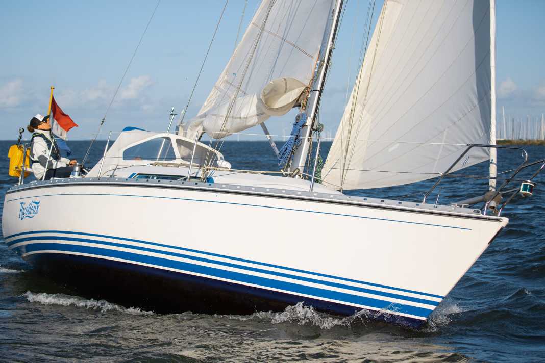 A sporty design with plenty of space below deck, solidly built and easy to manoeuvre under sail, even for less experienced sailors. A good package. Used from around 25,000 euros