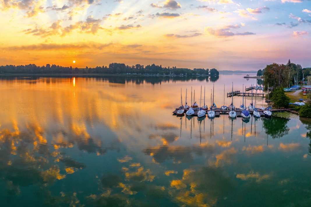 Non loin du goulet qui sépare le lac de Taching du lac de Waging, se trouvent le port et le terrain du club de voile de Waging.