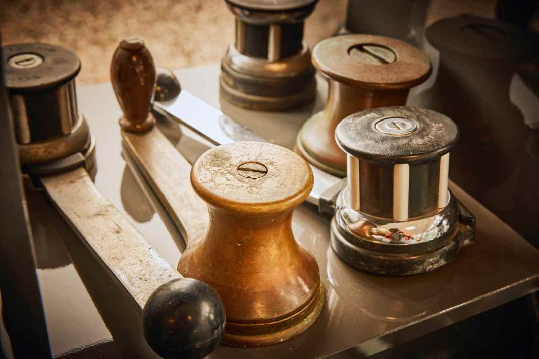 Decorazione: il negozio di Kohlhoff ha due scaffali pieni di argani dei decenni passati