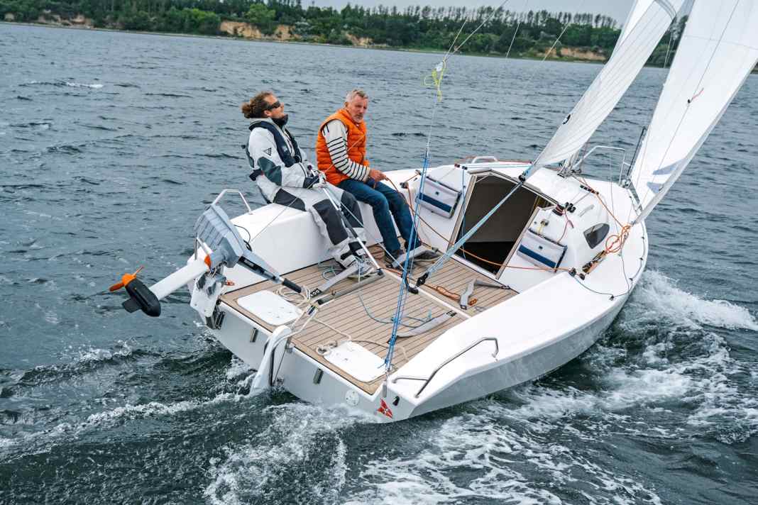 Ähnliches Layout wie auf der First: Auf der XP 19 wird auf dem nach hinten verlängerten Laufdeck gesessen. Die Plicht bietet viel Platz 