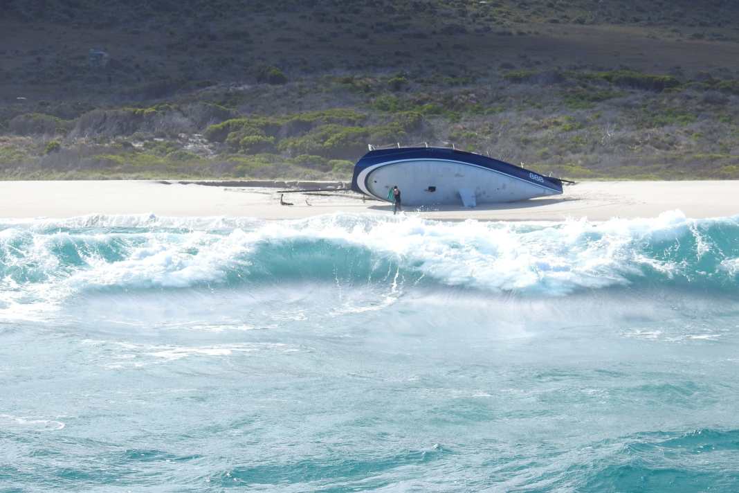 Die gestrandete Yacht am Christmas Beach, Cape Barren Island