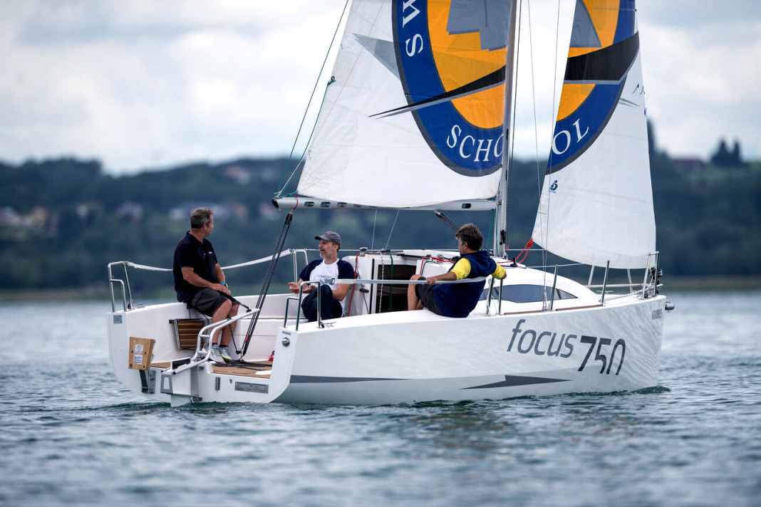 Sporty stance. Moderately high freeboard, pronounced chines, extendable bowsprit.