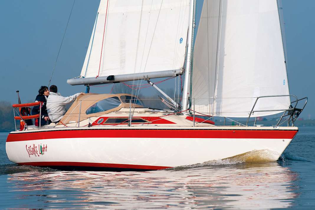 Comfortable seating on the flattened coaming. Wide gangways and a narrow superstructure take up a lot of space inside. The sloping cabin in front of the mast takes away headroom from the toilet room