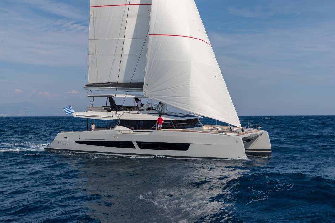 Breitbeinig und stabil: Berret-Racoupeau zeichneten die Thíra 80 mit einer Breite von 11,09 Metern und negativem Deckssprung. Auf Höhe des Cockpits lässt sich das Schanzkleid auf beiden Seiten abklappen, was die Decksfläche vor Anker maximiert.