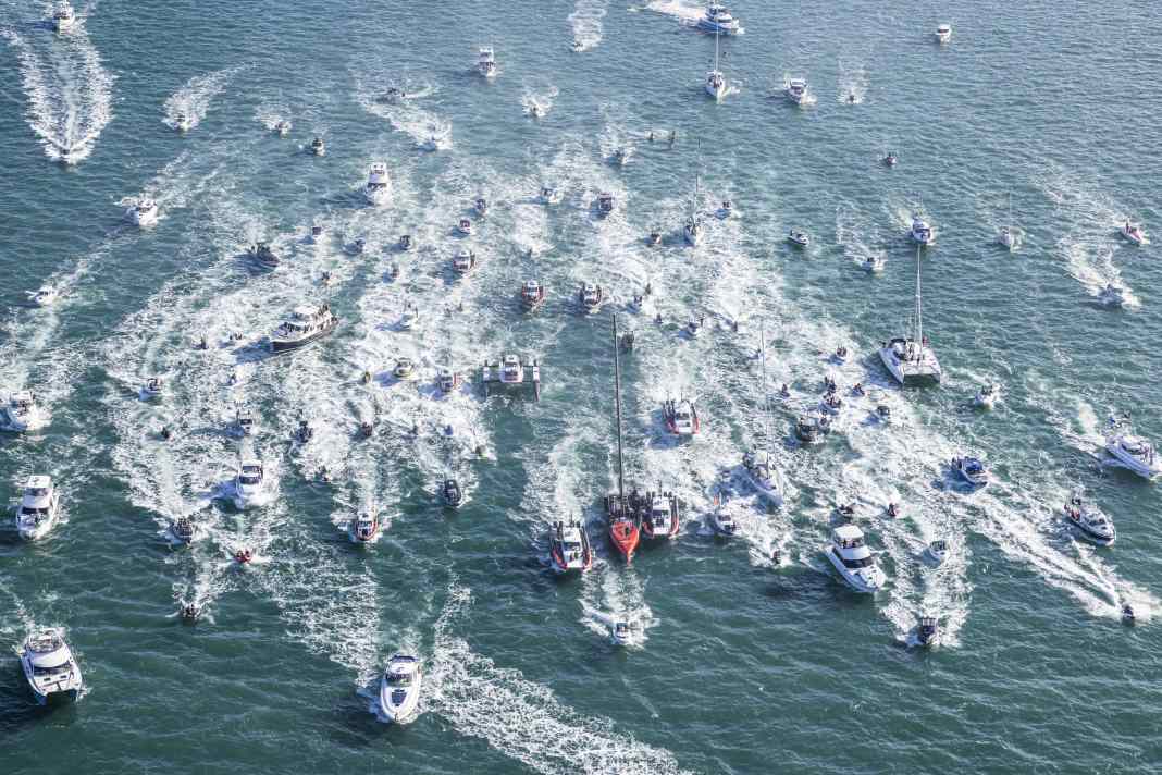 Die siegreichen Neuseeländer kehren in den Hafen zurück, flankiert von einer Flotte von Begleitbooten