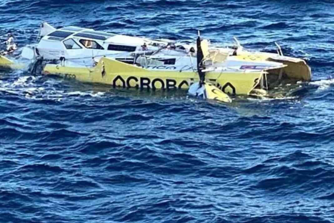 Östlich der Azoren wurde die Class 40 "Acrobatica" vier Monate nach der schweren Kollision von einem Frachtschiff gesichtet