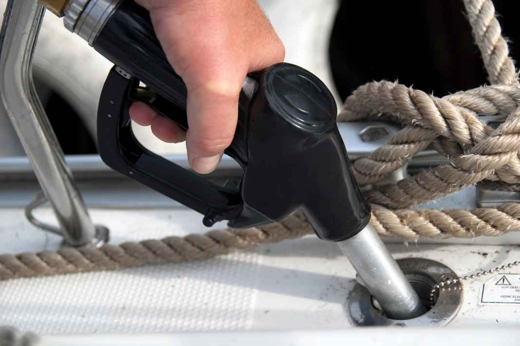 Bunkern an der Bootstankstelle, der Sprit sollte frei von Biozusätzen wie RME und FAME sein
