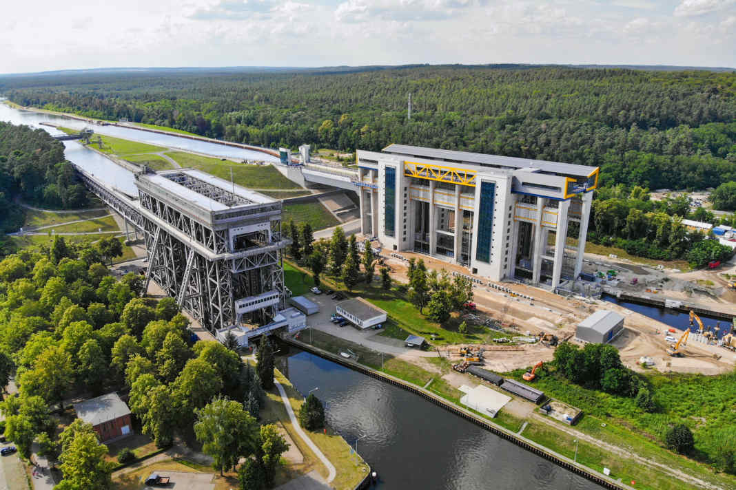Das alte (l.) und neue (r.) Schiffshebewerk Niederfinow