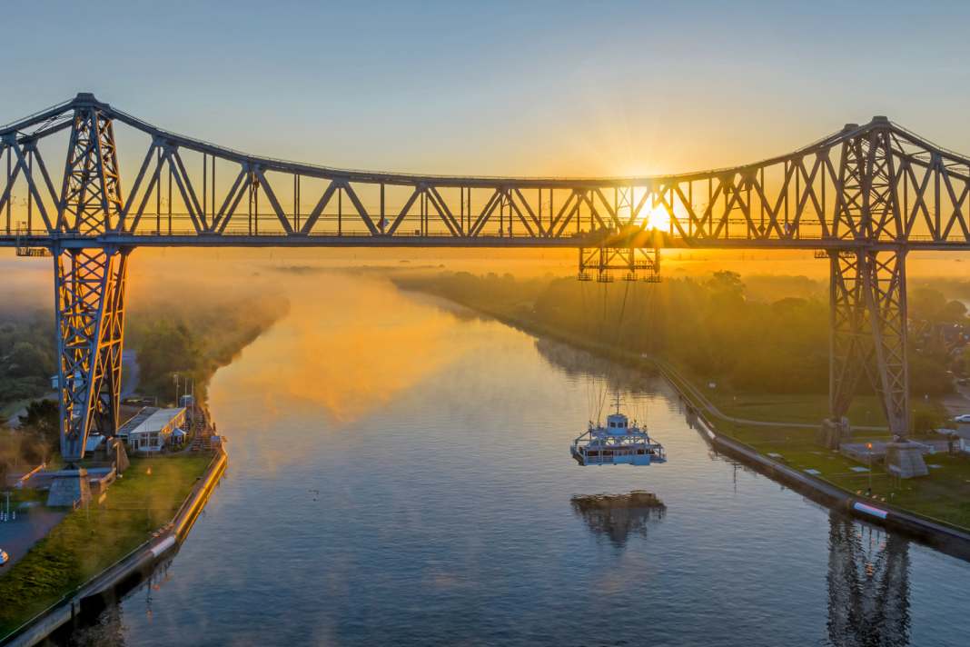 Die Schwebefähre Rendsburg verbindet beide Ufer des Nord-Ostsee-Kanals