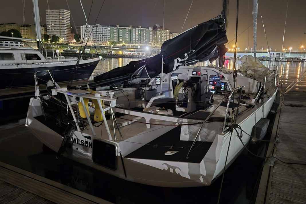 Endlich in Sicherheit. Als ihre Class40 am Dock in A Coruña liegt, fällt die Anspannung von dreieinhalb Tagen Sorgen und Bangen von der „Wilson“-Crew ab. Das Boot kommt frisch aus einem Komplett-Refit, bei dem auch alle Kielbolzen erneuert wurden – bis auf die zwei, die brachen.