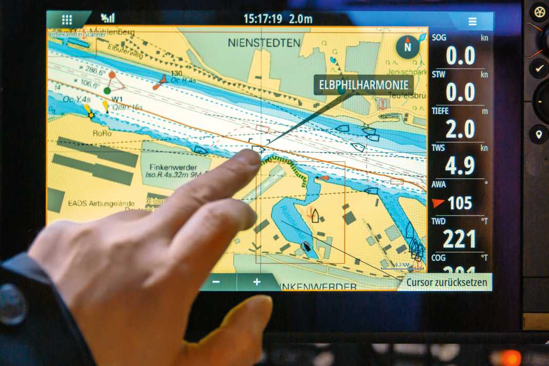 Like the big ones: With an AIS transponder, your own boat is also on the screen