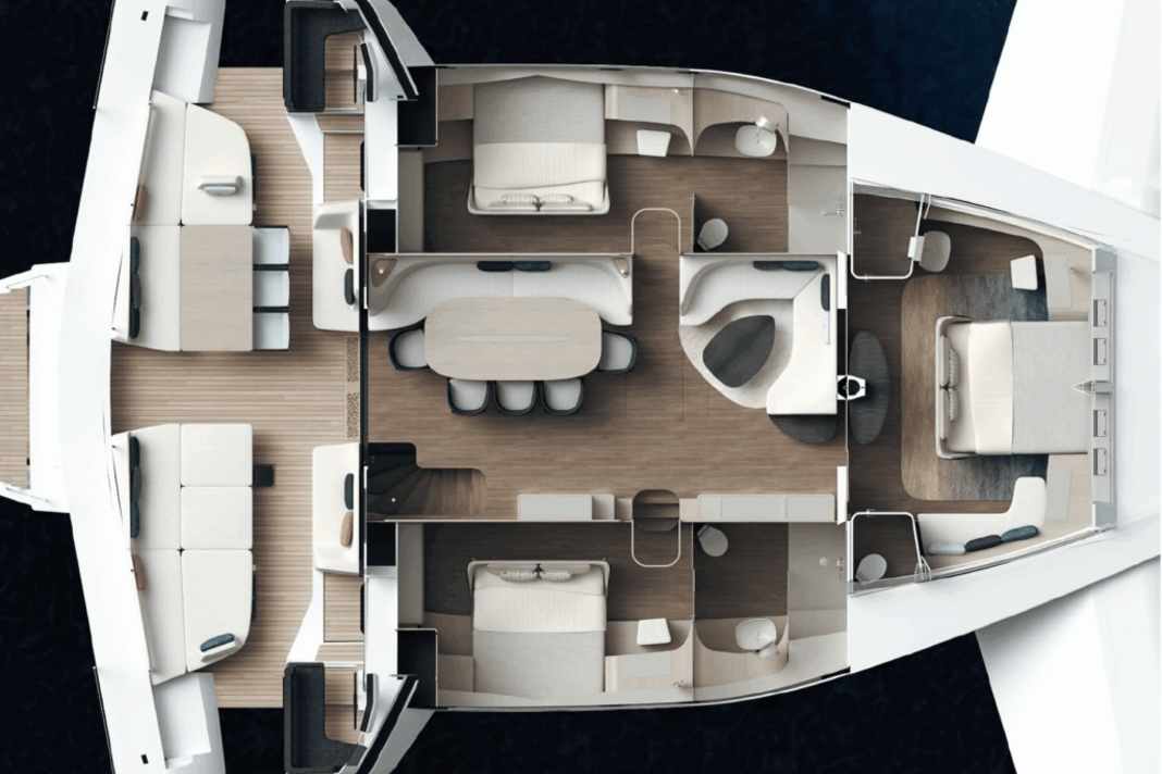 Ponte principale esuberante: l'area simile a un'ala è suddivisa in un salone e tre (!) cabine doppie, di cui la più grande a prua.