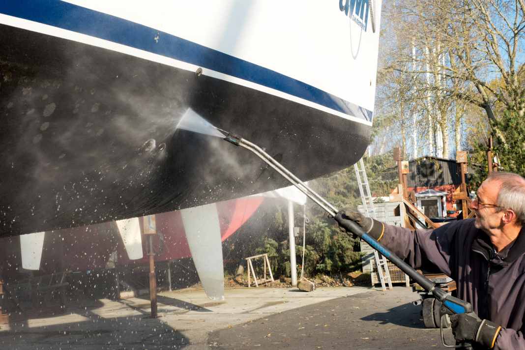 Im Frühling und Herbst steht ein Großputz des Segelbootes  an, aber auch zwischendurch gibt es immer wieder Stellen, die gereinigt werden müssen. Wir haben die besten Tipps gesammelt