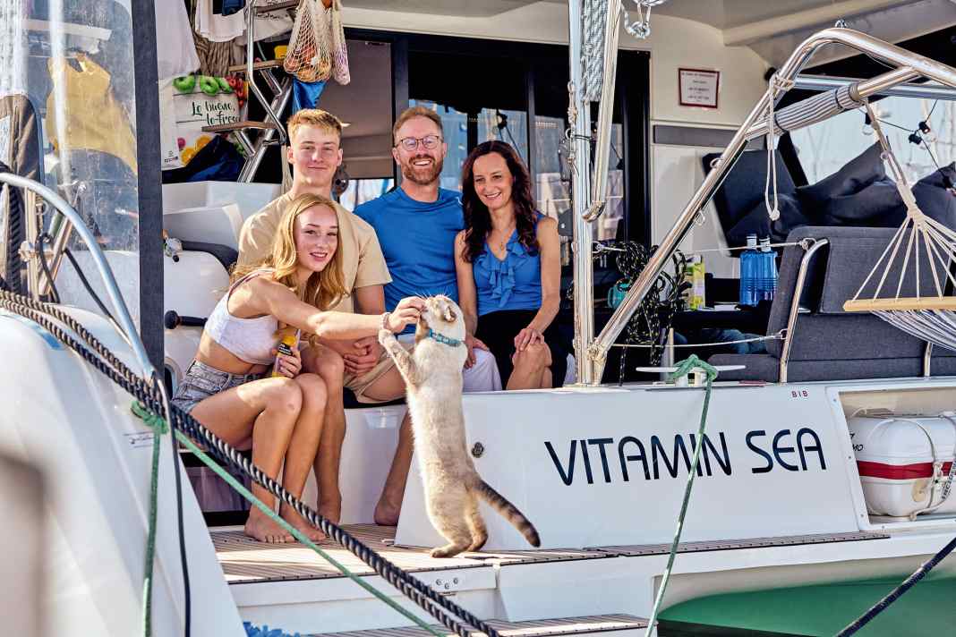 Doreen, 50, und Peter Hegemann, 52, mit Tochter Anna, 16, und Sohn Nicolas, 19, sowie Bordkatze „Flash“. Die Hamburger segelten mit ihrem neuen Lagoon 42-2 in die Karibik