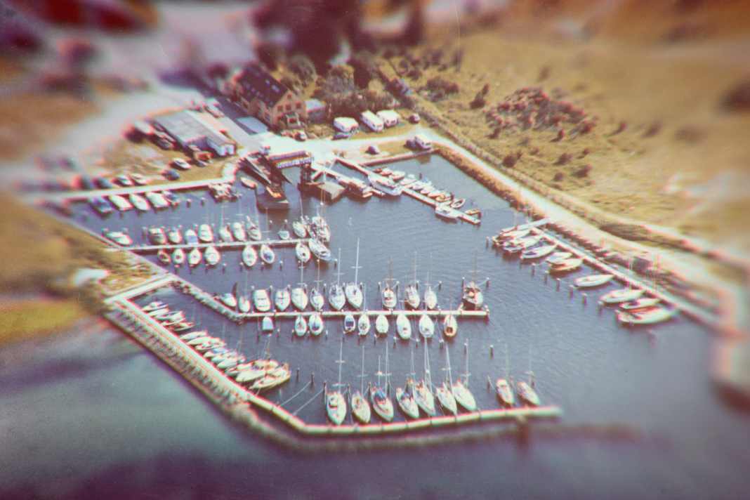 L'ex porto dei traghetti di Fehmarnsund, proprio accanto al ponte, era l'ultima sede del cantiere navale Beelitz. Le radici sono a Berlino