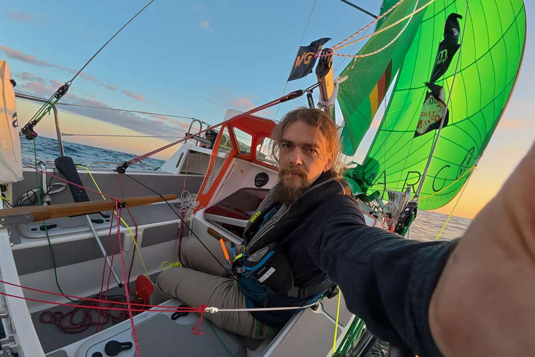 View into the cockpit: Christian Sauer will probably need a little less than a month to cross the Atlantic.