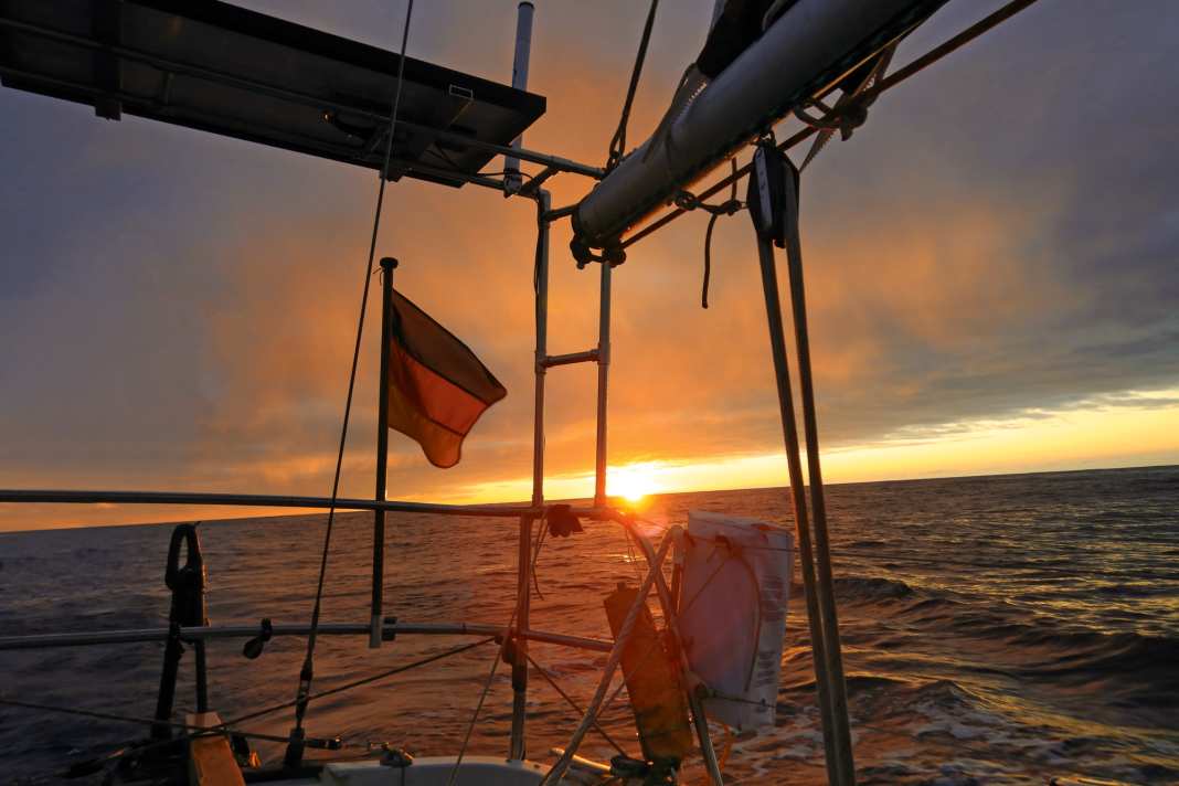 Sonnenuntergang auf dem Atlantik. Wahl segelte die langen Atlantikstrecken ohne Crew – über 9.100 Seemeilen!