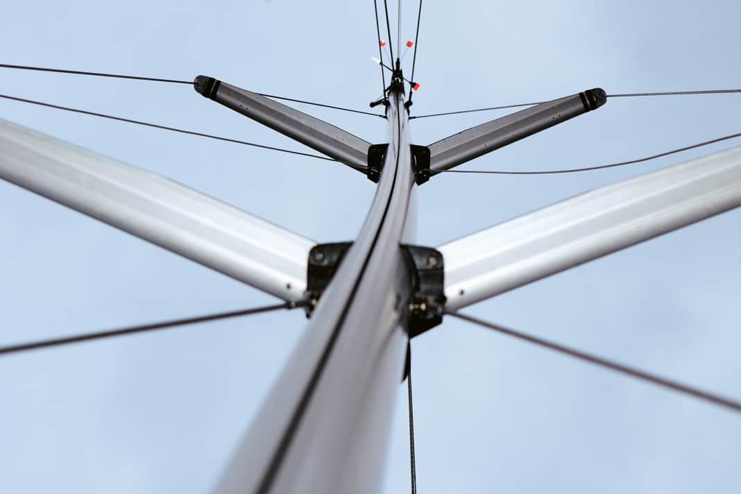 A rig with an obvious need for trimming, as the bearing over the mast groove shows