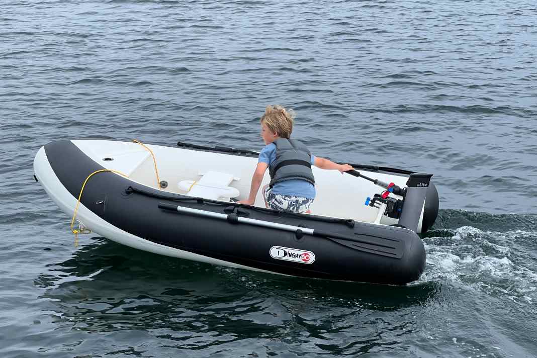 Der kompakte Elite im Einsatz am 3,2 Meter langen Beiboot. Die Pinne ist teleskopierbar