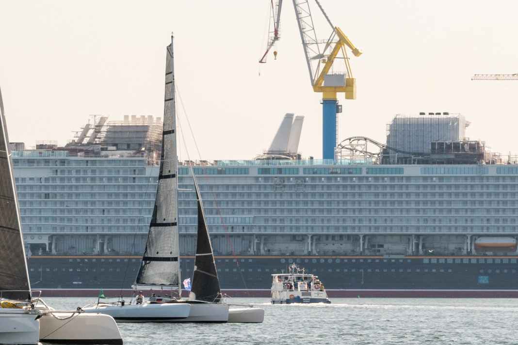 The trimaran "Avanza" at the start of the MidsummerSail.