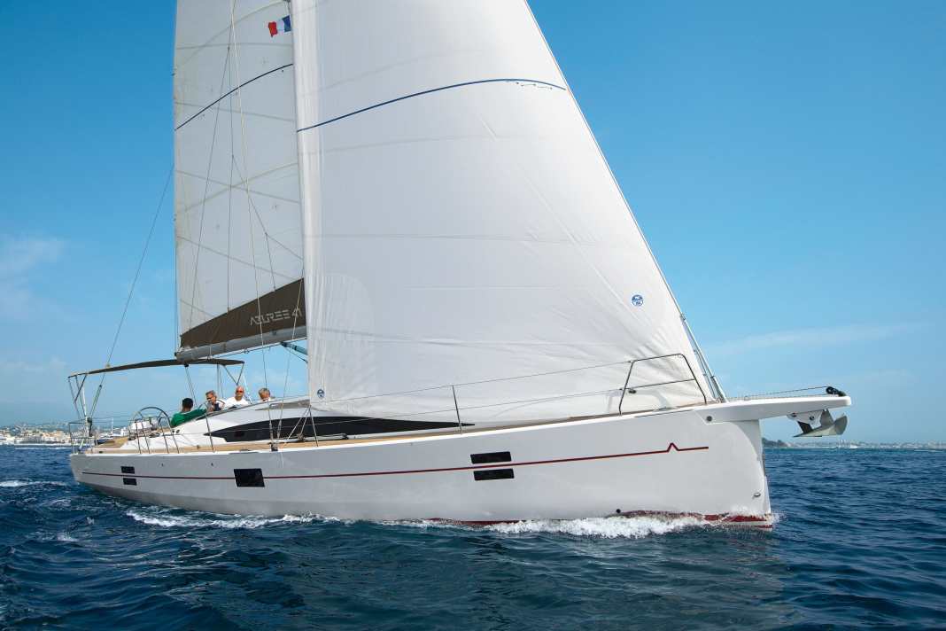 With corners and bevelled edges. The look is striking and exciting. The bowsprit also serves as an anchor bracket and free-floating step