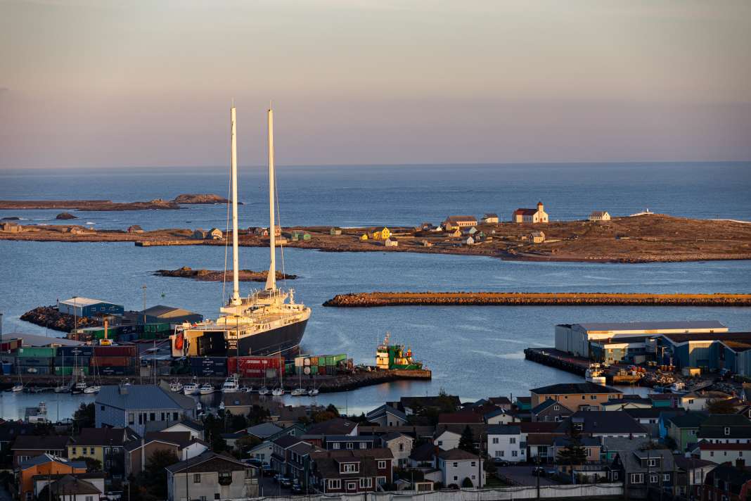 Première escale du "Neoliner Origin" : le port de Saint-Pierre-et-Miquelon au Canada.