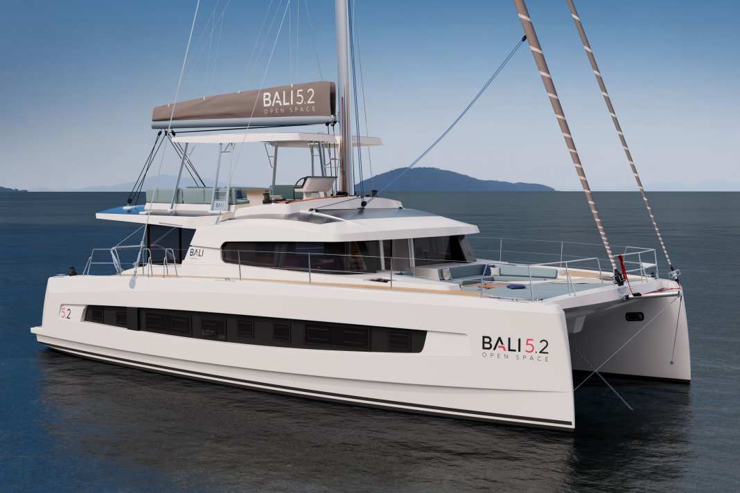 Viele Fenster, hohe Rümpfe und obendrauf eine Flybridge mit Bimini. Der Bali 5.8 ist sehr konsequent auf Volumen und Luxus gebürstet.