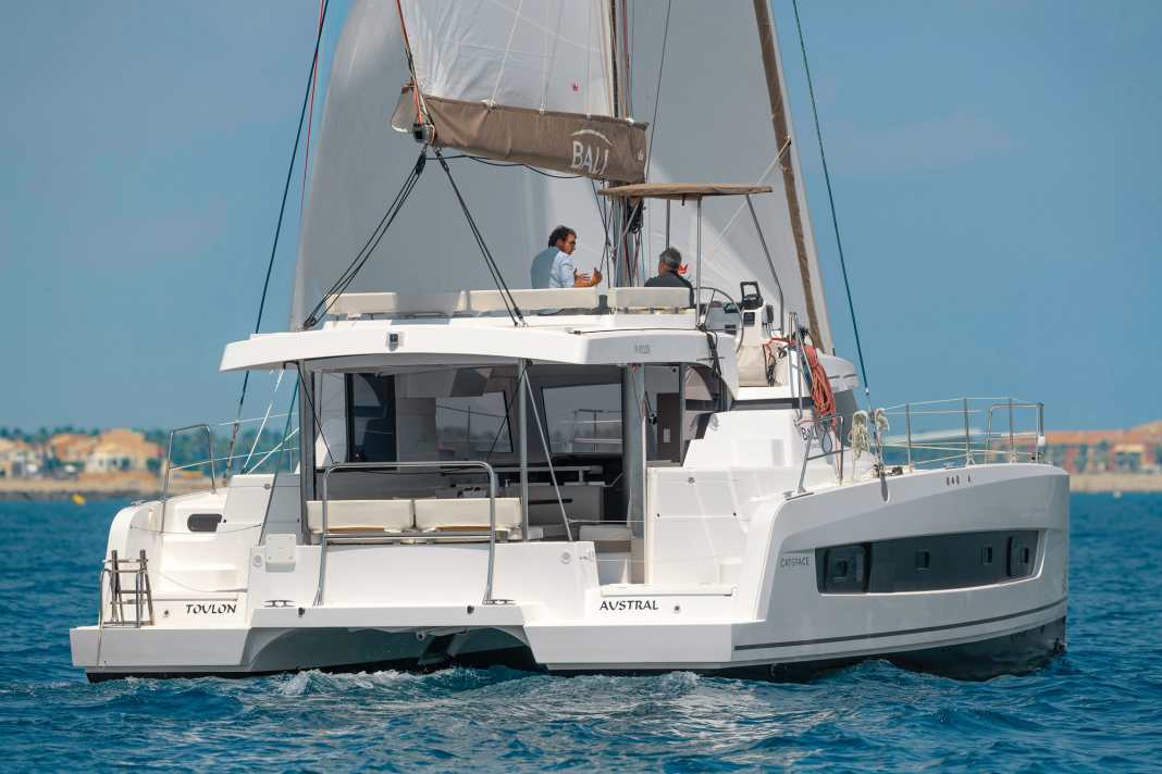 Hoch und wuchtig. Die Flybridge ist in der Größe ein Alleinstellungsmerkmal