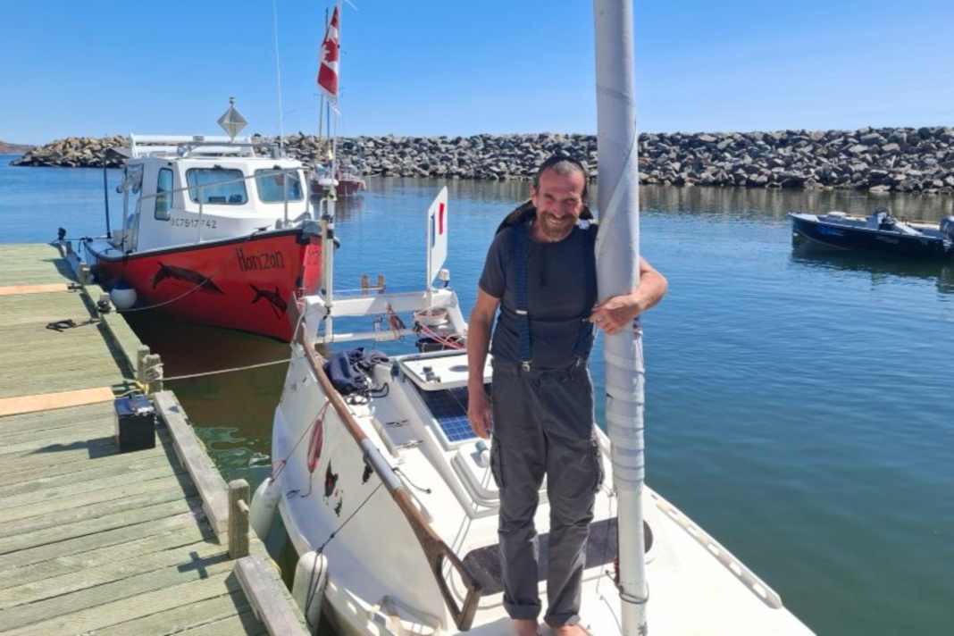 Yann Quenet auf seiner Mikroyacht "Baluchon"