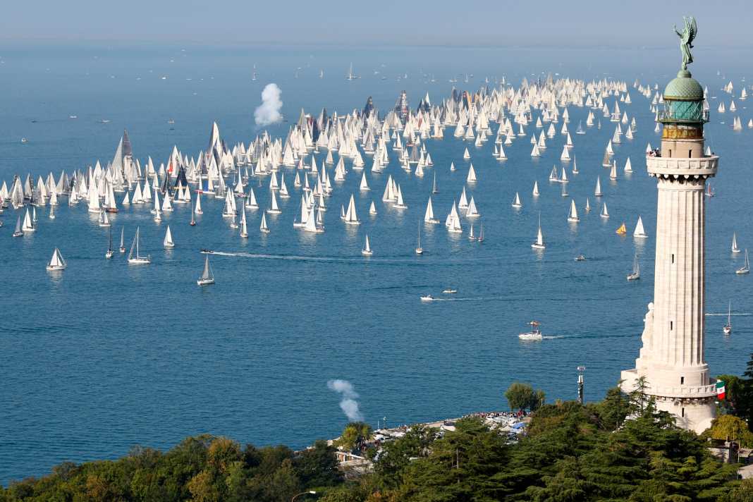 Segnale di partenza della 55a Barcolana. Oltre 1.770 imbarcazioni sulla linea di partenza