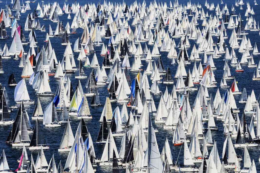 Knapp 2.000 Segelboote, da bleibt kaum Wasser auf dem Bild übrig.