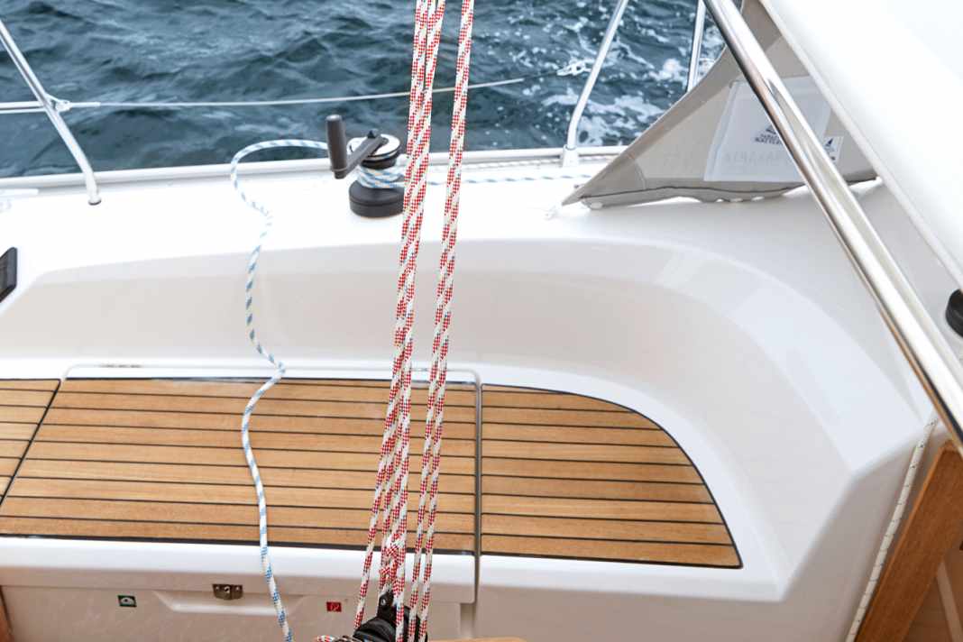 Bavaria Cruiser 33 : le palan d'écoute de grand-voile est fixé à un étrier sur la table de cockpit et y est parfaitement accessible, une excellente solution pour une manipulation facile.