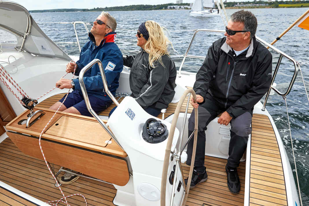 Bavaria Cruiser 33 : le barreur est assis de manière détendue et dispose de suffisamment d'espace pour prendre la roue entre ses jambes. Le winch de génois reste à sa portée. Mais l'équipage manœuvre aussi bien et avec une bonne visibilité dans la voile.