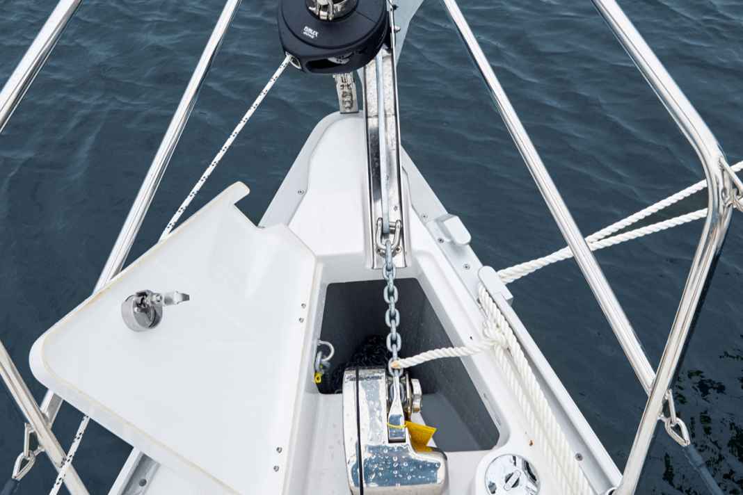 Bavaria Cruiser 33: il gavone dell'ancora è abbastanza profondo da permettere alla catena di cadere facilmente. Il pulpito sporge in avanti e serve quindi anche come appoggio sicuro quando si vuole passare sul molo o a bordo.