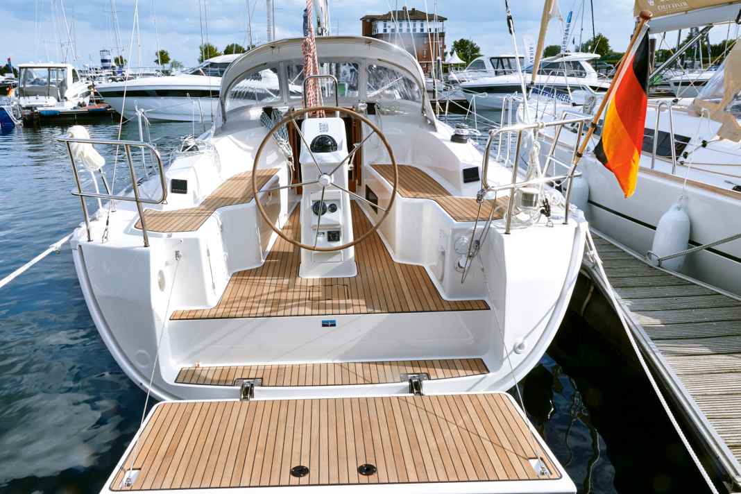 Bavaria Cruiser 33 : Malgré une poupe moyennement large (3,09 mètres au bord supérieur), le Bavaria offre la plus grande plate-forme de bain, avec un mécanisme de pliage exemplaire. L'échelle de bain est toutefois rangée dans le coffre arrière.