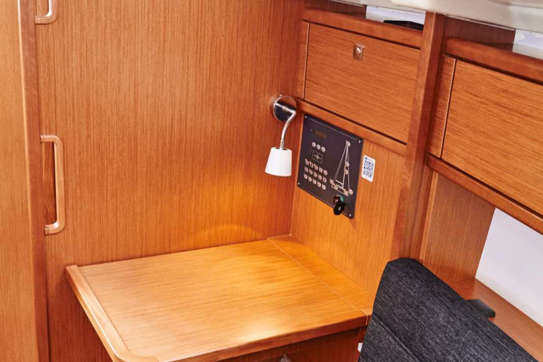Bavaria Cruiser 33: The navigation is so small that it could have been omitted altogether - a flexible solution would be nice here