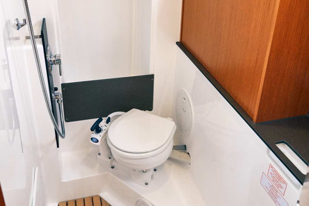 Bavaria Cruiser 33: Im Toilettenraum der Bavaria findet sich ein offener Schrank für das Ölzeug sowie reichlich Platz zum Duschen