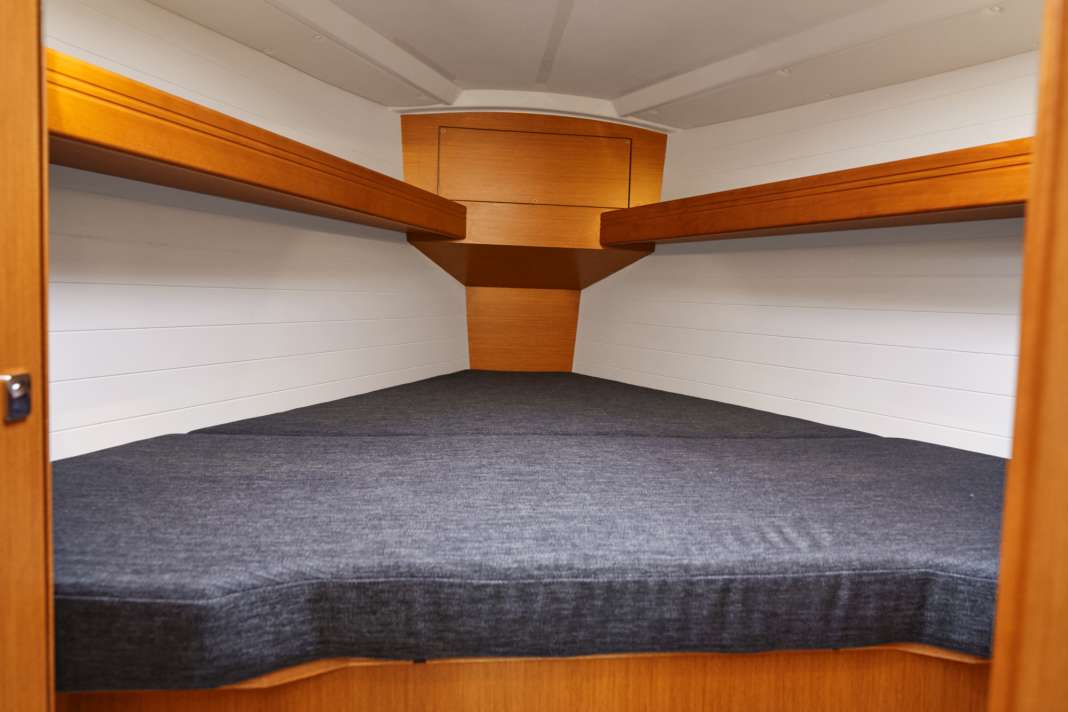 Bavaria Cruiser 33: Generously dimensioned bunk in the foredeck. However, the footwell is cramped