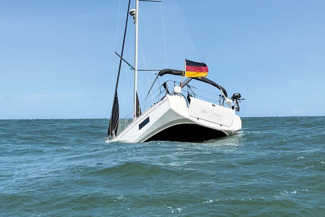 Die „Mrs. Jones“ sank im Juli nach Wassereinbruch im Bugbereich. Die Crew floh in die Rettungsinsel