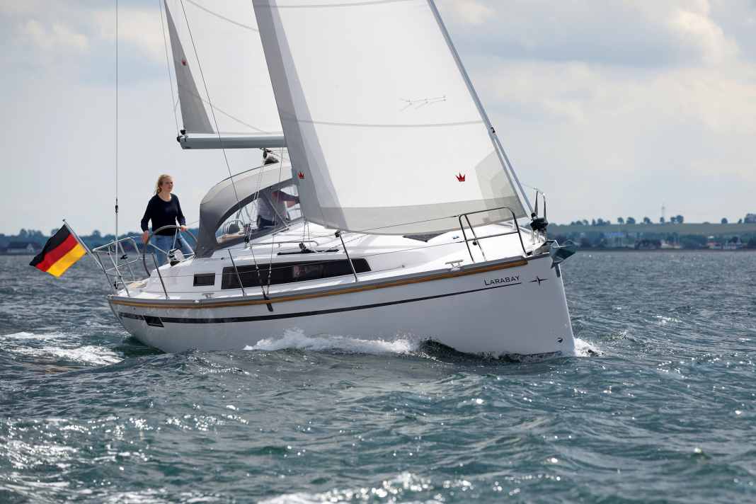 Bavaria Cruiser 34: Wichtiges Benchmarkboot in der Klasse um zehn Meter Rumpflänge. Die Yacht aus Giebelstadt zeigt ein denkbar einfaches Deckslayout. Im Vergleich der günstigste Wettbewerber. Rumpflänge 9,99 m; Breite 3,42 m; Gewicht 5,3 t; ab 142.680 Euro