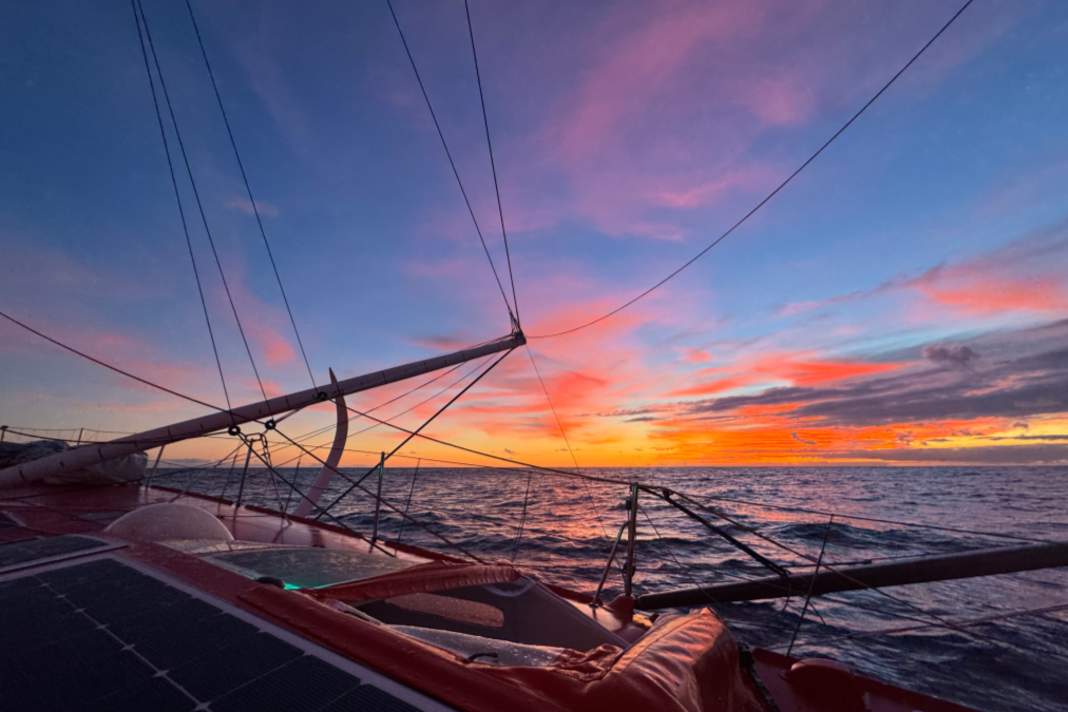 Un spectacle naturel spectaculairement beau pour Sam Davies et Violette Dorange sur "Initiatives Cœur".
