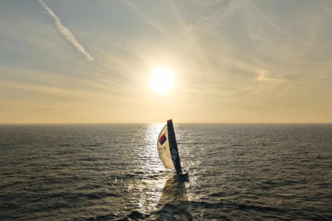 Avec les salutations dorées des derniers Imoca Conrad Colman et Mathieu Blanchard sur "MSIG Europe"...