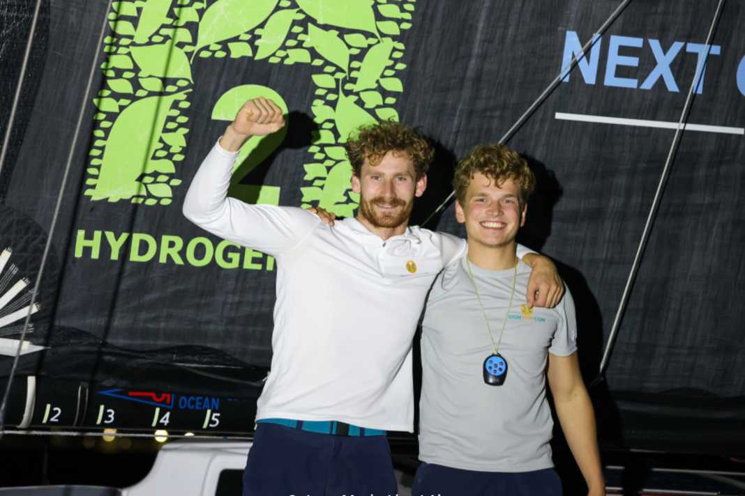 Lennart Burke und Melwin Fink bei der Transat-Ankunft im Glück